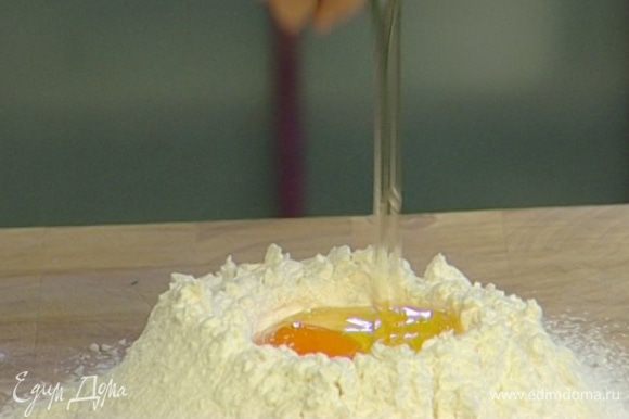 Влить 1 ст. ложку растительного масла и 100 мл теплой воды, добавить яйцо, щепотку соли и замесить тесто.