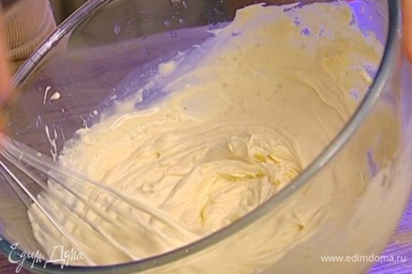 Приготовить мороженое: сметану взбить с 50 г сахара и лимонным соком и поставить на 2 часа в морозилку.