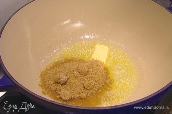 Сливочное масло растопить в тяжелой кастрюле с толстым дном, добавить оставшийся сахар, перемешать.