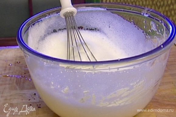 Белки со щепоткой соли взбить в крепкую пену.