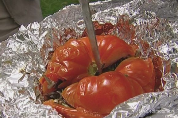 Завернуть каждый помидор и перец в двойной слой фольги, поставить на гриль и запекать около получаса до готовности. Раскрыть фольгу и держать овощи на гриле еще 3–4 минуты, чтобы они пропитались запахом дыма.