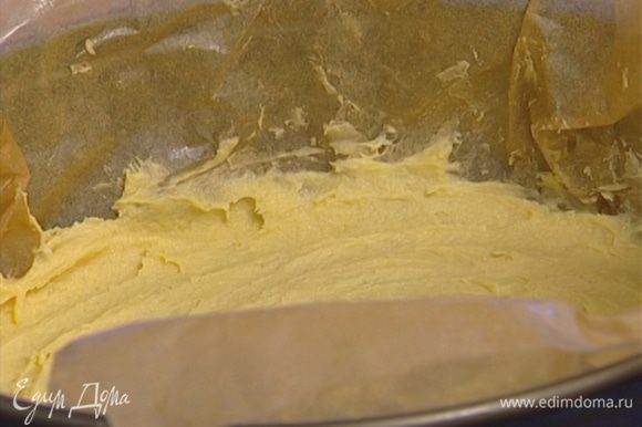 Выложить тесто, тонким слоем распределяя его по дну формы. Проткнуть вилкой в нескольких местах и на 10 минут отправить в разогретую духовку.