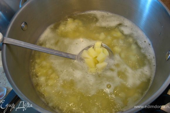 В кипящую, подсоленную воду выкладываем весь картофель. (Картошка основа похлебки, поэтому ее много)