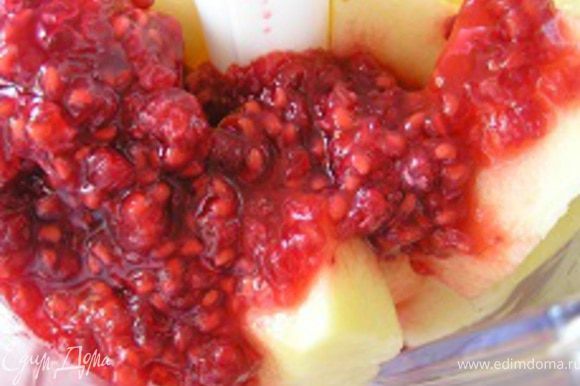 Яблоки посместить в чашу блендера, добавить малину (или малиновое пюре) и сахар.
