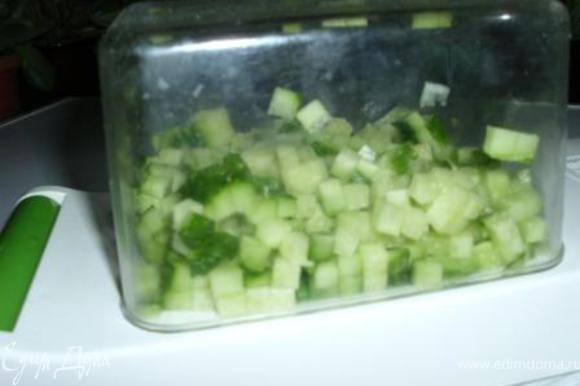 Такими же кубиками порезать овощи и крабовые палочки. Мелко-мелко порубить чеснок, базилик порезать "соломкой". Сыр потереть на крупной тёрке.