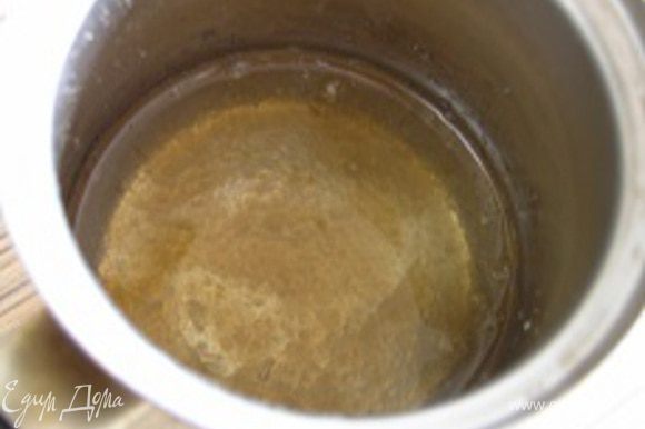 Для шафранового крема желатин замочить в воде до набухания.
