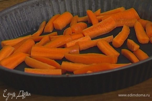 Морковь почистить, вымыть и разрезать вдоль на четыре части.