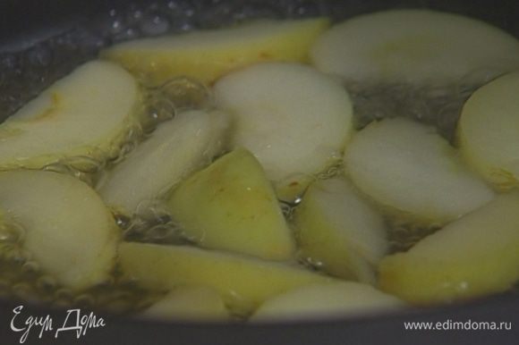 В сковороду влить 100 мл воды, добавить яблоки, 2 ст. ложки сахара, корицу и томить 5—10 минут на небольшом огне.