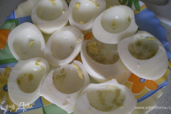 Яйца разрезать пополам и вынуть желтки.