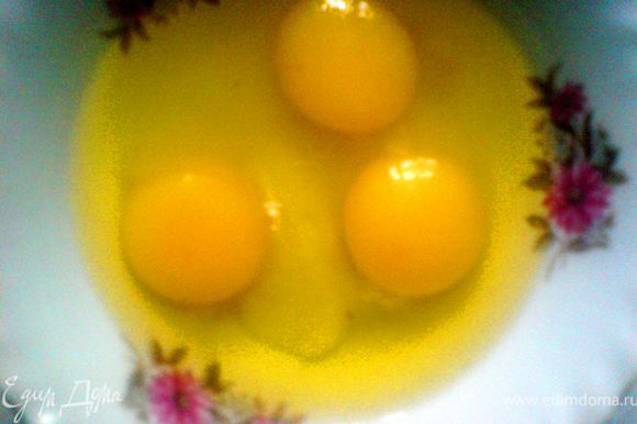 яйца взбить вместе с солью и сахаром ,добавить тёплое молоко