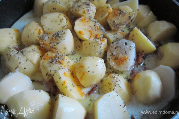 Залить картофель с грибами сливками. Они должны покрывать картофель до половины. Добавить специи. И тушить под крышкой 20 минут. Затем крышку убрать, добавить зелень и довести картофель до готовности. На это уйдет 10-15 минут. Не забывайте помешивать.