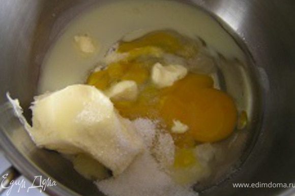 Приготовить крем. Желатин замочить в 50 мл воды. В кастрюльку положить яйца, сахар, сливочное масло, ванилин, сок лимона. Готовить на медленном огне, помешивая, но не доводя до кипения.