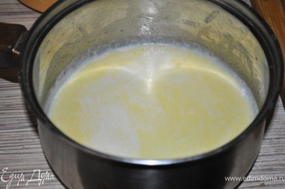 Духовку разогреть до 220 гр. В кастрюльку с толстым дном налить молоко, добавить соль и масло. Довести до кипения.
