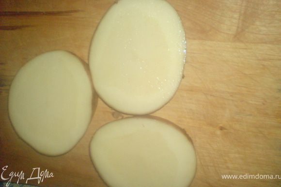 Нарезать картофель кружками, толщиной меньше 1 см.