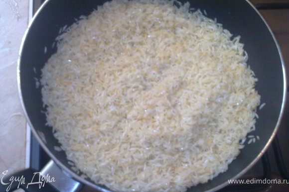 разогреть кастрюлю с маслом(у меня была,глубокая сковородка)выложить туда рис и хорошенько прожарить,перемешивая деревянной ложкой,пока не поменяется цвет риса,он должен быть светло- розового цвета