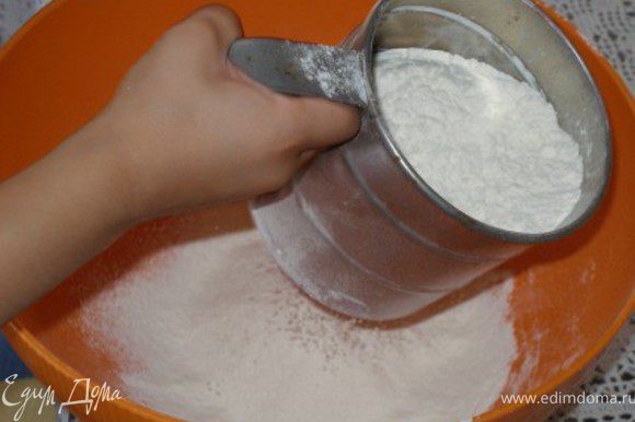 Муку, соль и разрыхлитель смешать в отдельной посуде.