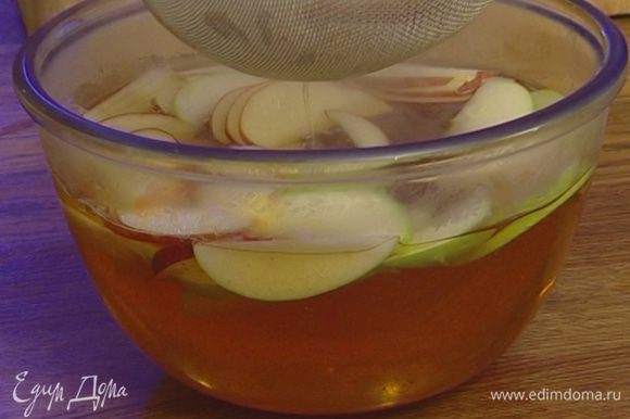 Горячий сок процедить, добавить в него нарезанные яблоки и настаивать около часа.