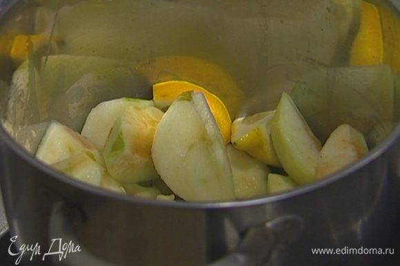 Яблоки почистить и, удалив сердцевину, нарезать дольками, лимон тоже порезать на дольки.