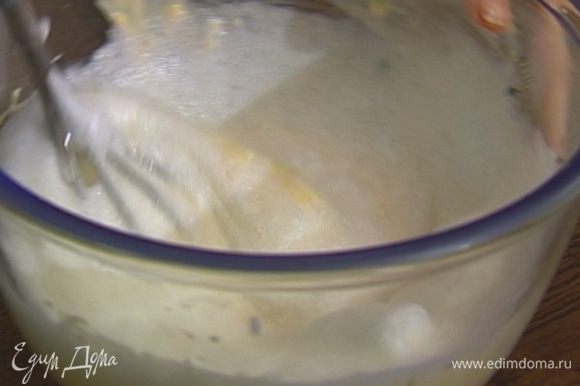 Взбить белки со щепоткой соли в крепкую пену и ввести в сырную массу.