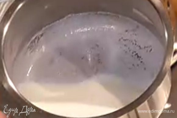 Подогреть 125 мл молока, добавить в него 1/2 ч. ложки ванильного экстракта и растопленное масло.