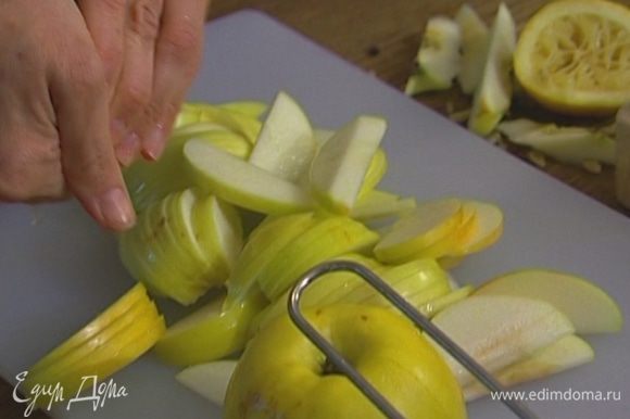 Из яблок удалить сердцевину, нарезать их очень тонкими дольками и сбрызнуть соком лимона.