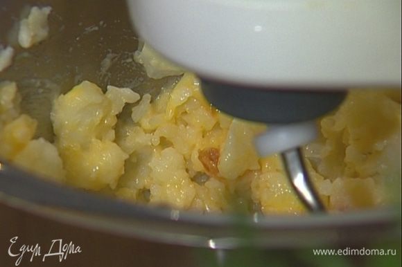 Приготовить тесто: к картофелю добавить яйца, 70 г пшеничной муки и вымешать до однородного состояния (лучше всего в домашнем комбайне с помощью насадки для теста).