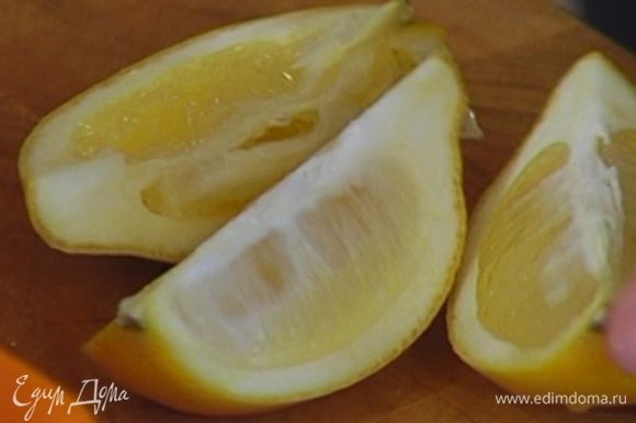 Лимон порезать дольками.
