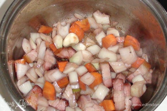 К грудинке добавить лук и морковь (из маринада) обжарить....