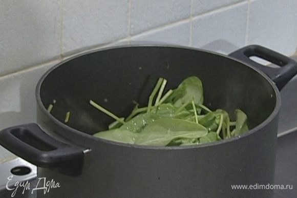 Добавить шпинат и оставшуюся петрушку, оставив несколько веточек для украшения. Довести до кипения и варить не дольше 2–3 минут.