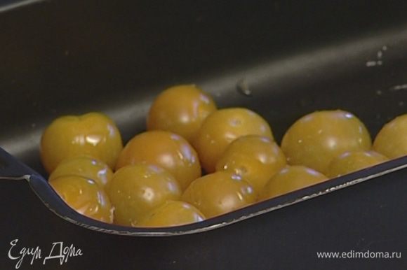 Помидоры черри положить в глубокий противень, сбрызнуть 2 ст. ложками оливкового масла, посолить, поперчить и отправить в разогретую духовку на 15 минут.