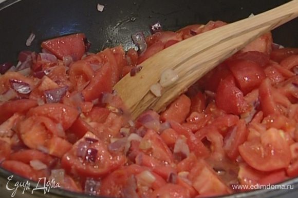 Добавить помидоры и тушить соус на медленном огне около 40 минут, посолить, поперчить, добавить еще 2 ст. ложки оливкового масла.