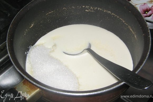 300 мл сливок смешать с ванилином и сахаром и нагреть, довести до кипения, помешивая.