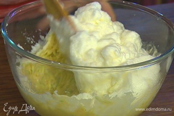 Белки взбить со щепоткой соли, добавить в тесто, аккуратно перемешать.