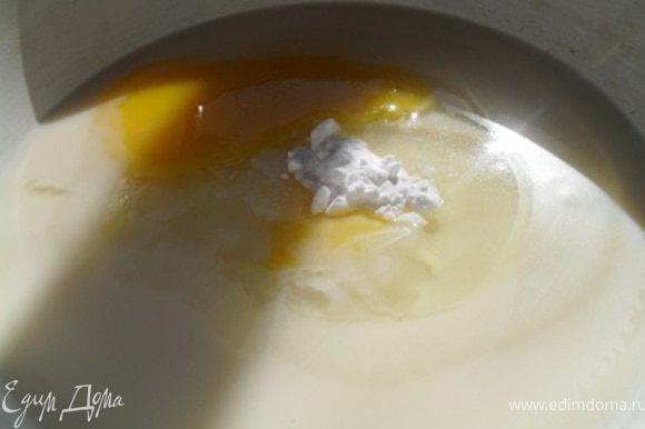 Поставить сковороду на плиту, дать ей хорошо прогреться.Смешать сгущенное молоко с яйцом и содой.