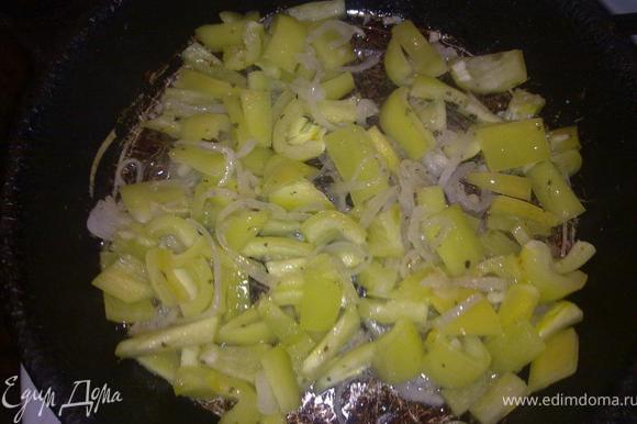 Луковицу и чеснок измельчаем, болгарский перец режем кусочка, все обжариваем в течение 5 минут