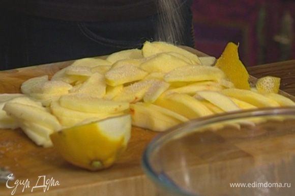 Яблоки очистить от кожуры, удалить сердцевину с семечками и нарезать тонкими дольками. Сбрызнуть соком лимона.