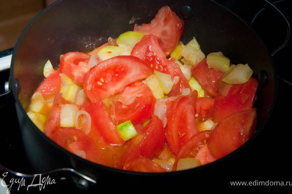 Затем добавляем кабачок и помидоры, ложку соли, помешивая жарим 5 минут. Теперь, когда овощи дали свой сок, добавляем кориандр и вино. Тушим овощи, пока оно не выпарится, периодически перемешиваем.