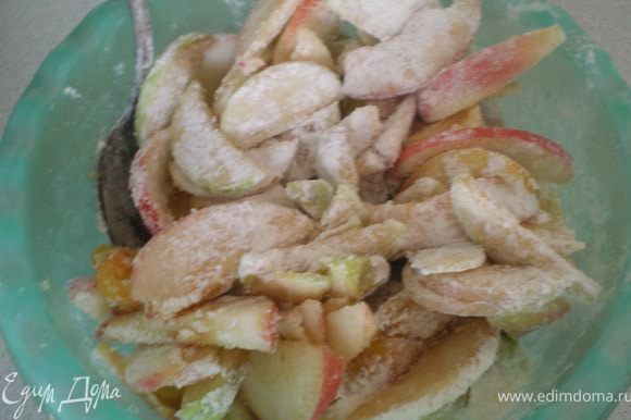Яблоки и персик нарезать тонкими ломтиками. Добавить половину сахара, муки и корицу. Перемешать.