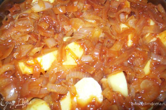 заливаем картофель луково-томатным соусом и отправляем в духовку 180 градусов примерно на час. Если Вам покажется что бульона мало то добавьте.)