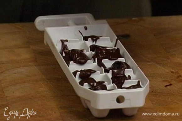 Разложить растопленный шоколад с кофе в формочки для льда и поставить в морозильник.