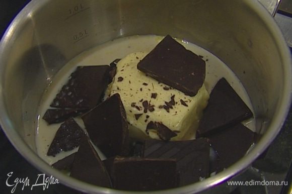 Оставшийся шоколад и сливочное масло выложить в небольшую кастрюлю и растопить на водяной бане.