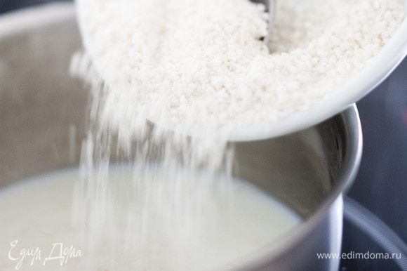 Молоко влить в кастрюлю, всыпать рис, добавить сахар, сливочное масло и ванильный экстракт.