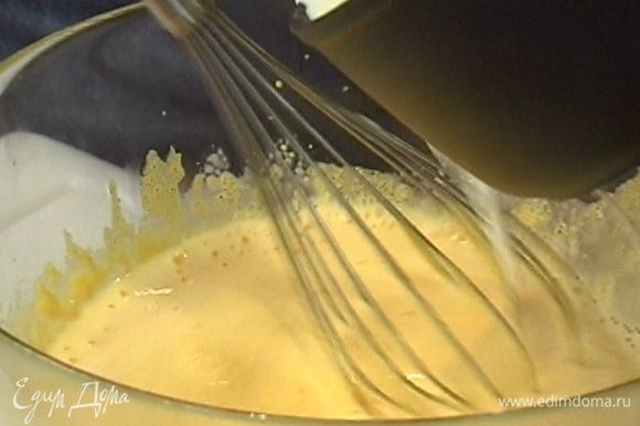 Молоко налить в кастрюлю, довести до кипения и, непрерывно помешивая, влить к желткам с мукой.