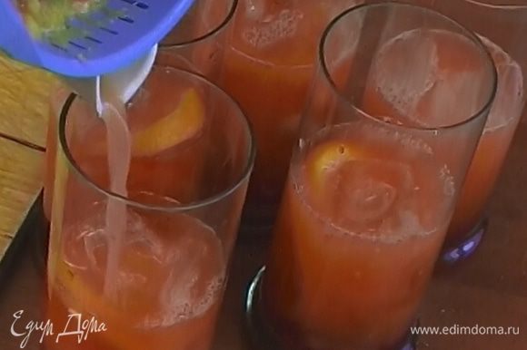 Добавить свежевыжатый апельсиновый сок, дольку апельсина и несколько кубиков льда.