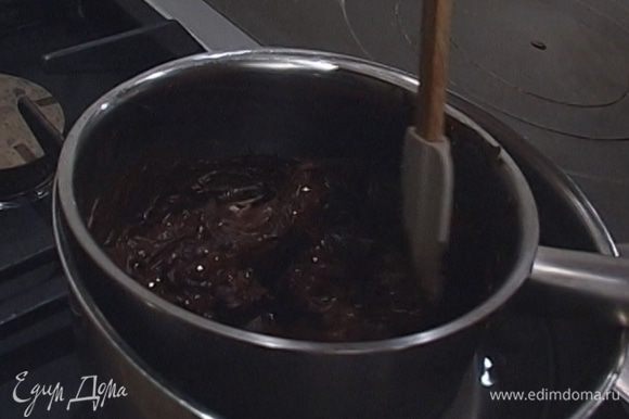 На водяной бане растопить шоколад, добавив к нему 4 ст. ложки воды.