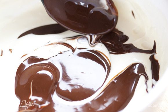 Соединить растопленный черный шоколад с маскарпоне и взбитыми сливками.