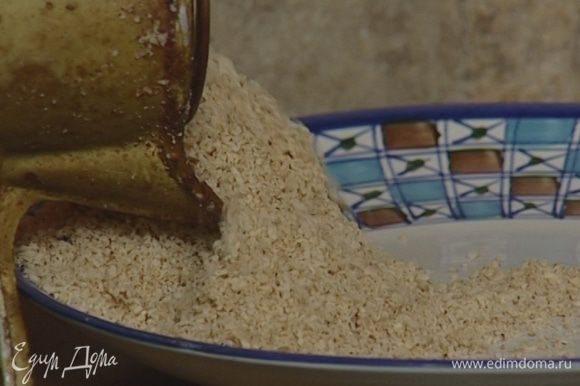 Грецкие орехи подсушивать в духовке около 10 минут, затем измельчить, добавить 300 г сахарного песка и кардамон, все перемешать.
