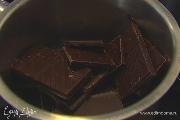Шоколад разломать на кусочки и растопить на водяной бане.
