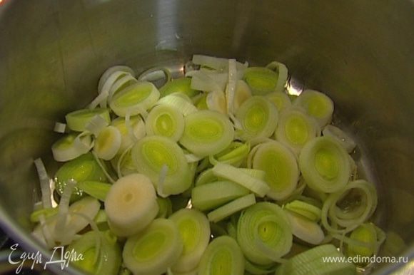 В большой кастрюле разогреть 2 ст. ложки овощного бульона, добавить лук-порей и чеснок. Прогревать 10 минут, непрерывно помешивая, пока лук не станет мягким.