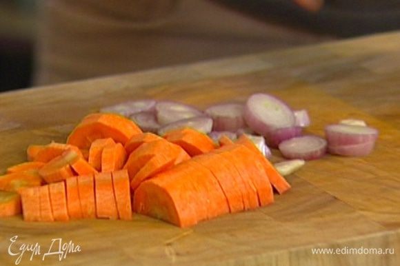 Лук, чеснок и морковь почистить и крупно нарезать.